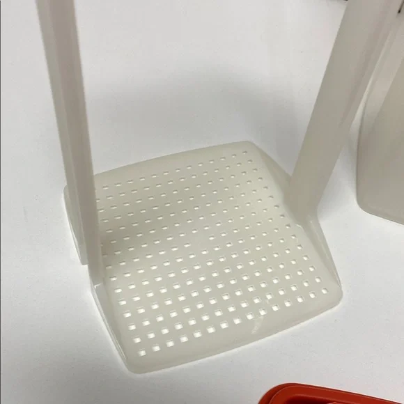 Tupperware Pickle Storage Container / Keeper - Picture 3 of 6